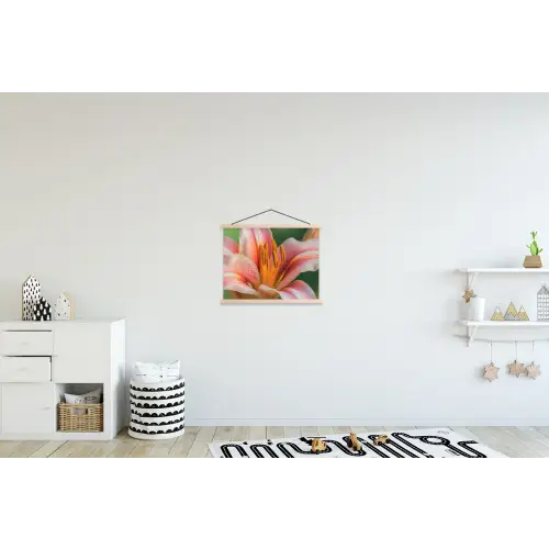 Lelie - Close up - Lichtroze textielposter latten blank klein -kinderkamer