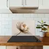 Bloem - Beige - Crème keuken achterwand spatscherm klein -sfeer2