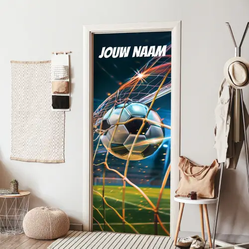 Voetbal die in het doel vliegt met vonken en personaliseerbare tekst bovenaan. deurposter klein -sfeer6