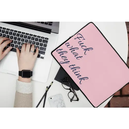 Fuck what they think - Roze - Minimalistisch laptophoes neopreen klein -bureau