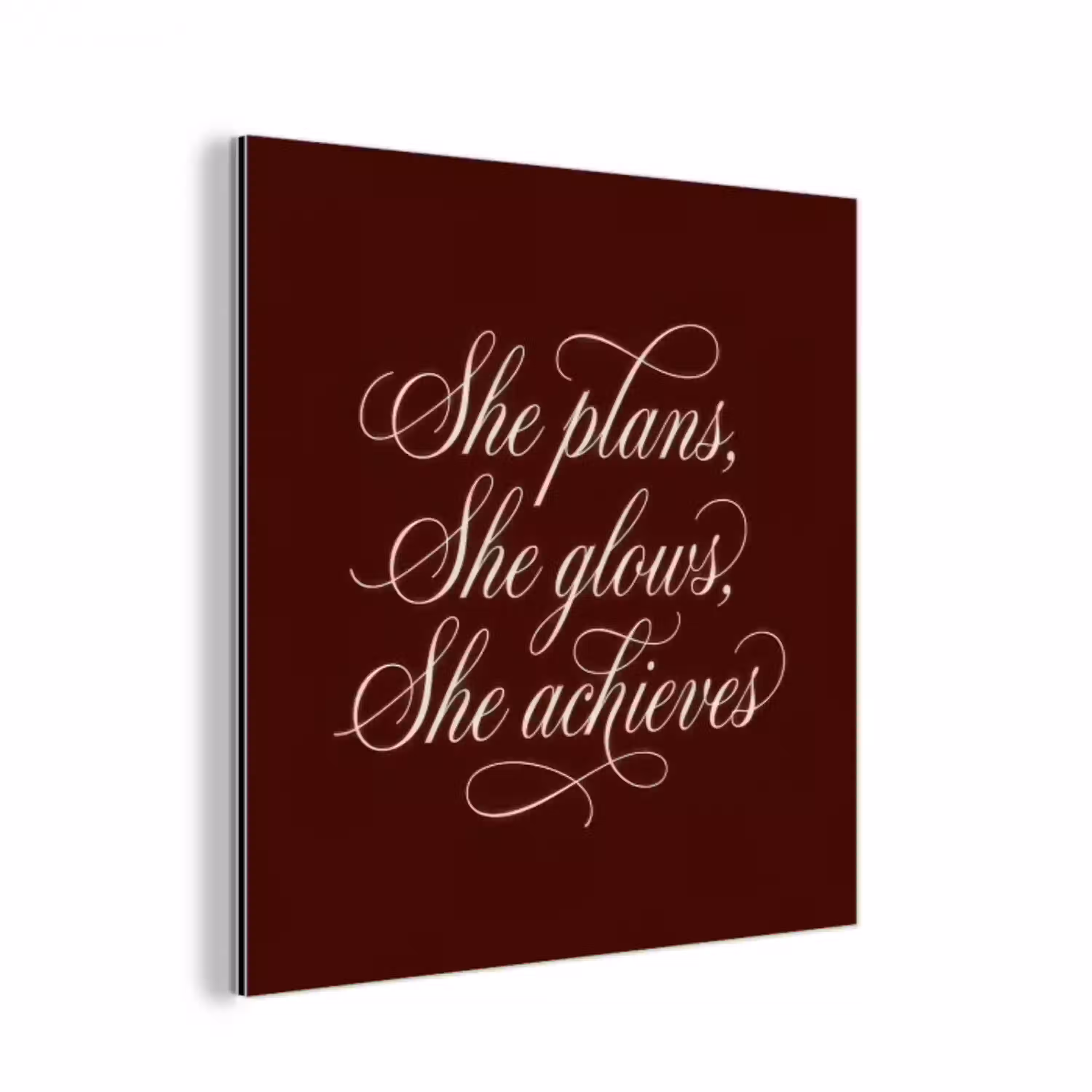 She plans she glows she achieves - Rood - Cursief aluminium wit klein -3d