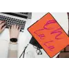 Oh la la - Oranje - Roze - Grafisch laptophoes neopreen klein -bureau