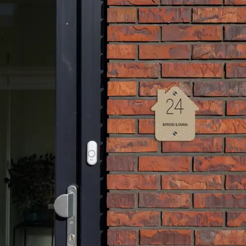 Beige met stippen - Klassiek Naambord Huisje klein -sfeer2