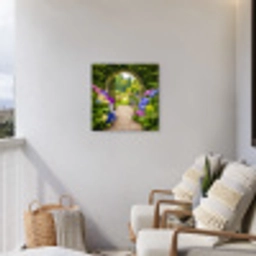 Doorkijk - Poort - Hortensia - Bloementuin Tuinposter op houten frame 2 cm dik middel -sfeer1