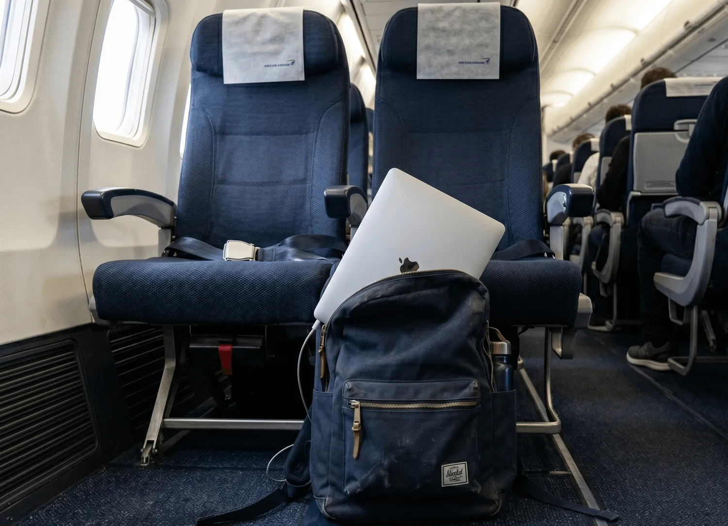 handluggage macbook in airplane