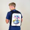 Baby draak op blauwe auto in bosrijk landschap Rugzak - Zwart middel -sfeer8