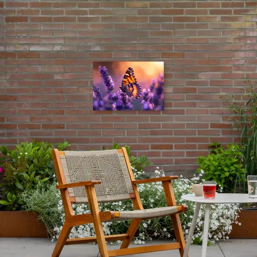 Vlinder op lavendel bij zonsondergang Tuinposter op houten frame 2 cm dik klein -sfeer3