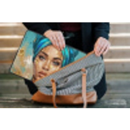 Portret - Vrouw - Schilderij - Blauw - Goud - Expressief laptophoes neopreen klein -tas