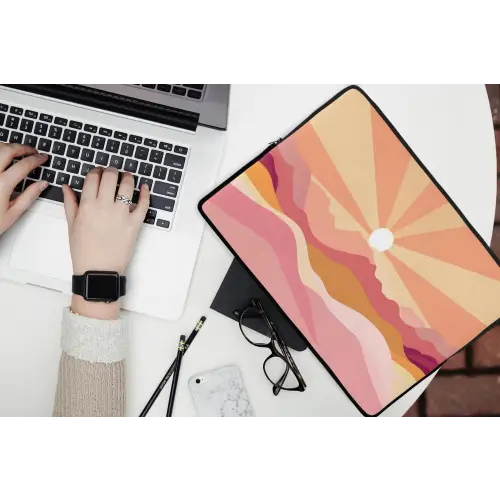 Bergen - Abstract - Zonnestralen - Roze laptophoes neopreen klein -bureau