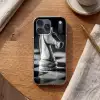 Paard - Hout - Schaalbord - Zwart Telefoonhoesje iPhone 17 Pro Max klein -sfeer1