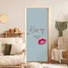 Kiss my ass - Lip - Blauw deurposter klein -sfeer2