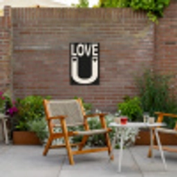 Love - Zwart - Minimalistisch Tuinposter op houten frame 2 cm dik klein -sfeer3