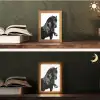 Fries - Hengst - Modern Light Box met kabel (Tafellamp) klein -sfeer3