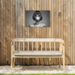 Vrouw - Zwart Wit - Ketting - Zonnebril Tuinposter op houten frame 2 cm dik klein -sfeer4