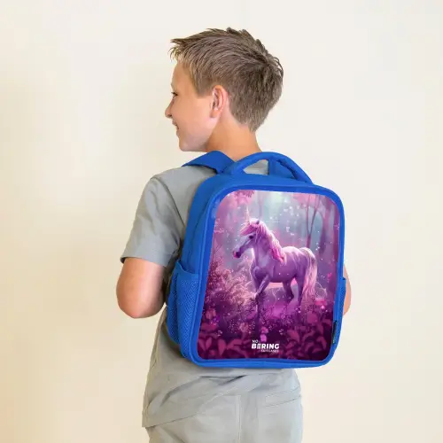 Eenhoorn Omringd door Paarse Natuur Kinderrugzak - Blauw middel -sfeer2