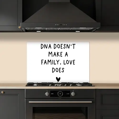 Engelse quote "DNA doesn't make a family, love does" met een hartje op een witte achtergrond keuken achterwand spatscherm klein -sfeer1