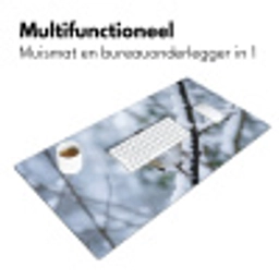 Roodborstje - Tak - Sneeuw - Winter - Levendig Muismat XXL klein -sfeer4