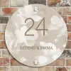 Beigefarbene Blumen Naambord Rond klein -sfeer2