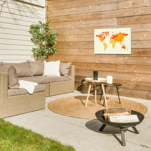 Wereldkaart - Oranje - Kleurrijk Tuinposter op houten frame 2 cm dik klein -sfeer2