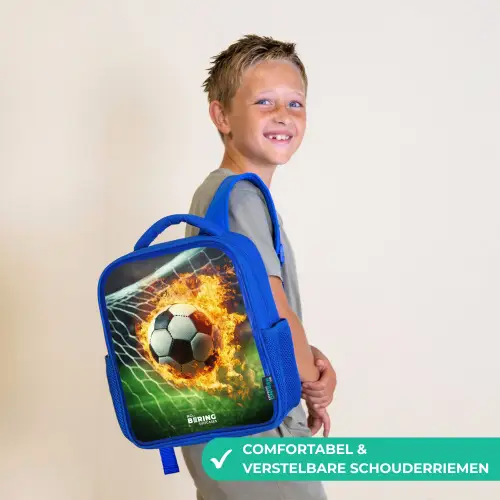 Vuurvoetbal in doelnet vastgelegd Kinderrugzak - Blauw middel -sfeer3_NL