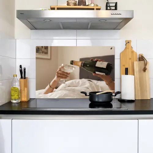 Champagne - Bed - Bubbels Inductie beschemer met haakjes klein -sfeer2