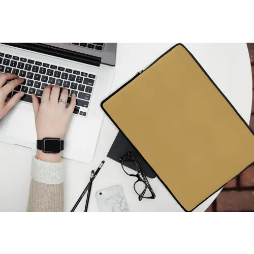 Okergeel - Kleur - Herfst - Geel - Effen - Kleuren laptophoes neopreen klein 279 -bureau