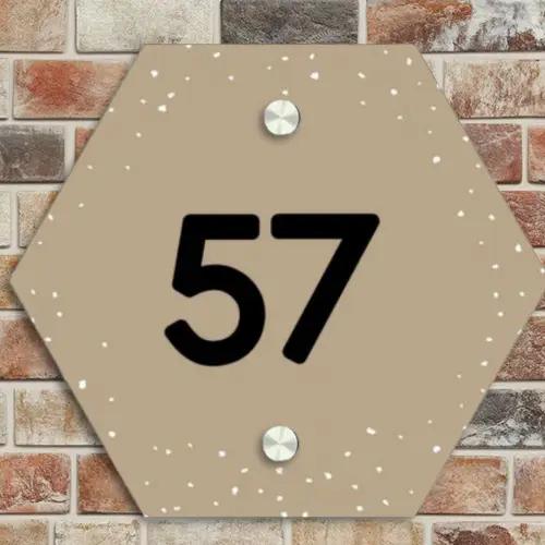 Beige met stippen - Traditioneel Naambord Hexagon klein -sfeer2