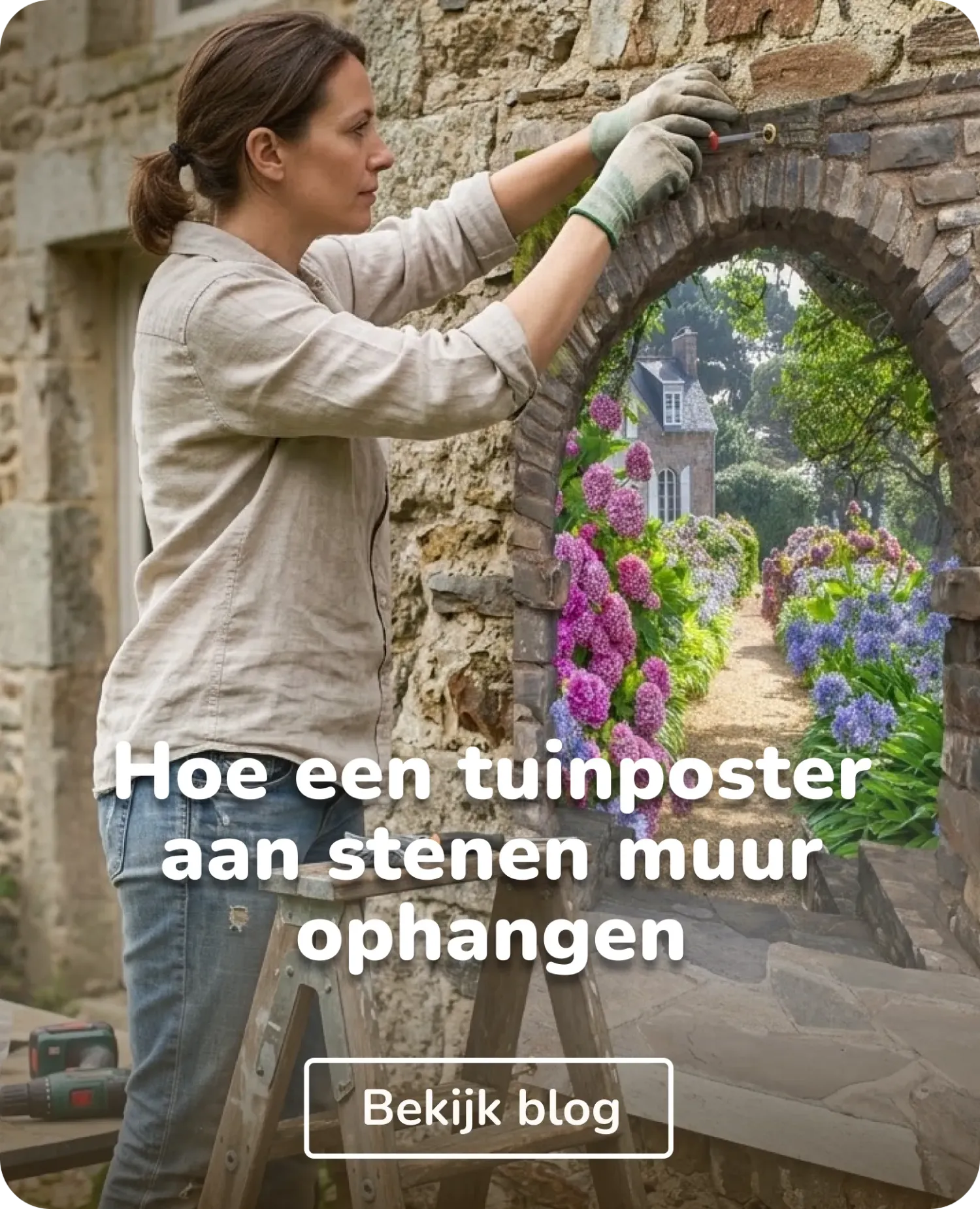 vrouw die tuinposter ophangt