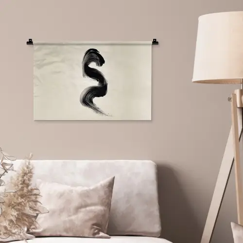 Penseelstreek - Zwart - Minimalistisch Wandkleed katoen klein -sfeer4