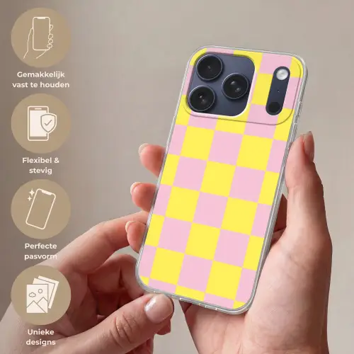 Schaakbord patroon - Geel - Roze - Blokjes Telefoonhoesje iPhone 17 Pro klein -sfeer3_NL