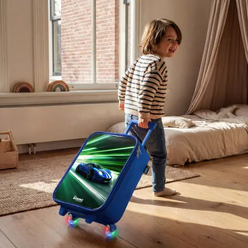 Blauwe raceauto met strepen in groene tunnel Kinderkoffer - Blauw klein -sfeer1