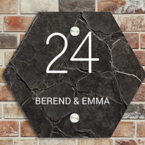 Gebarsten steen - Klassiek Naambord Hexagon klein -sfeer2