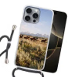 Paarden - Kudde - Bergen - Vrijheid - Wild Hoesje iPhone 16 Pro Max met koord klein -sfeer1
