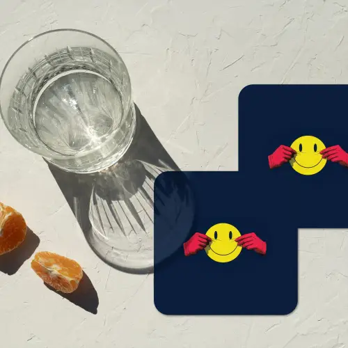 Smiley - Geel - Handen - Minimalistisch onderzetter kurk middel -sfeer4