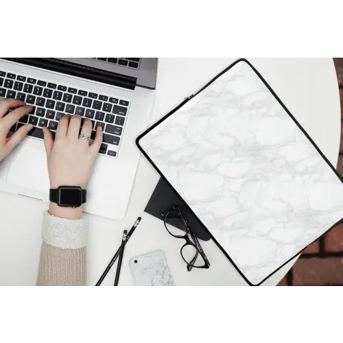 Minimalistisch - Wit - Grijze aders laptophoes neopreen klein 279 -bureau