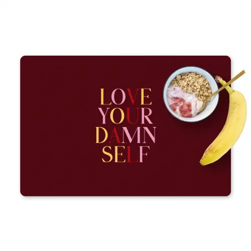 Love your damn self - Kleurrijk - Bordeaux Placemat vinyl groot -zzzproduct_Kitchenyeah-website