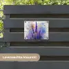 Lavendel op Witte Bakstenen Muur tuinposter los doek klein -sfeer3