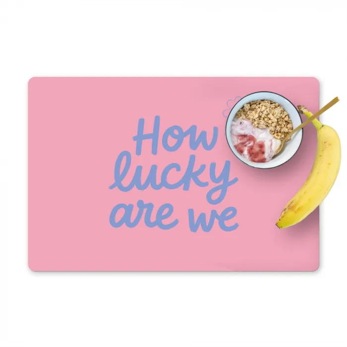 How lucky are we - Klavervier - Roze - Blauw Placemat vinyl groot -zzzproduct_Kitchenyeah-website