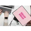 Bisou - Roze - Dikke letters laptophoes neopreen klein -bureau
