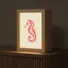 Zeepaardje - Rood - Fijne details Light Box met kabel (Tafellamp) klein -z3d_website