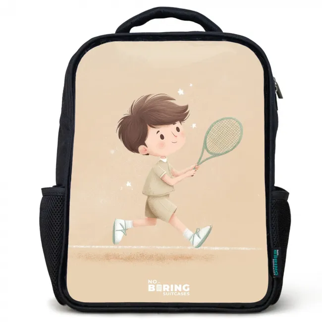 Jongen speelt tennis op zandkleurige achtergrond Rugzak - Zwart middel -3d
