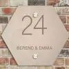 Beige reliëf lijnen - Klassiek Naambord Hexagon klein -sfeer2