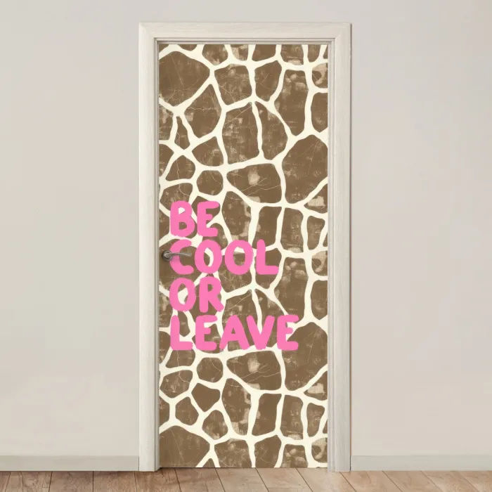 Tekst - Be cool or leave - Roze - Giraffenprint deurposter klein -3d_beige