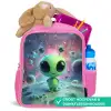 Groen alienfiguurtje op maanlandschap met kosmische achtergrond Kinderrugzak - Roze middel -inhoud_NL