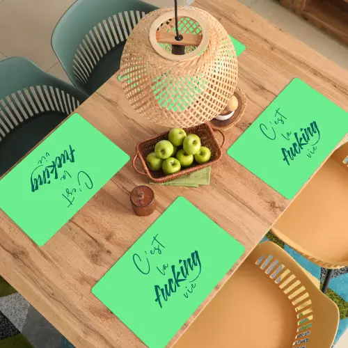 c'est la fucking vie - Groen - Penseelstijl Placemat vinyl groot -zzsfeer5_Kitchenyeah-website