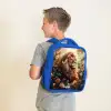 Leeuw met vlinders in bloemrijke jungle Kinderrugzak - Blauw middel -sfeer2