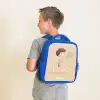 Jongen speelt tennis op zandkleurige achtergrond Kinderrugzak - Blauw middel -sfeer2