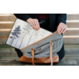 Bos - Bomen - Mist - Natuur - Illustratie - Grijs laptophoes neopreen klein -tas