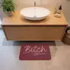 Bitch please - Rood - Blauw Badmat klein -sfeer1
