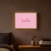 Toedeloe - Roze - Minimalistisch Light Box met batterij (Wandlamp) middel -sfeer4
